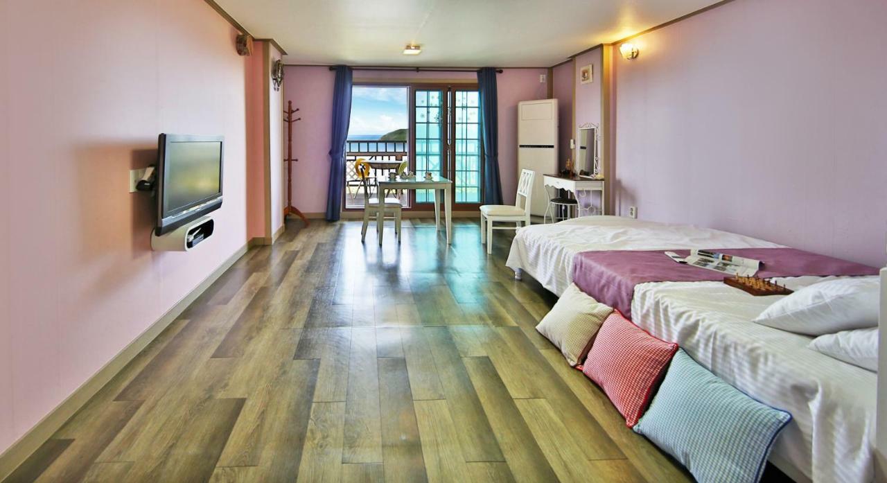 Tongyeong Paper Island Pension Bagian luar foto